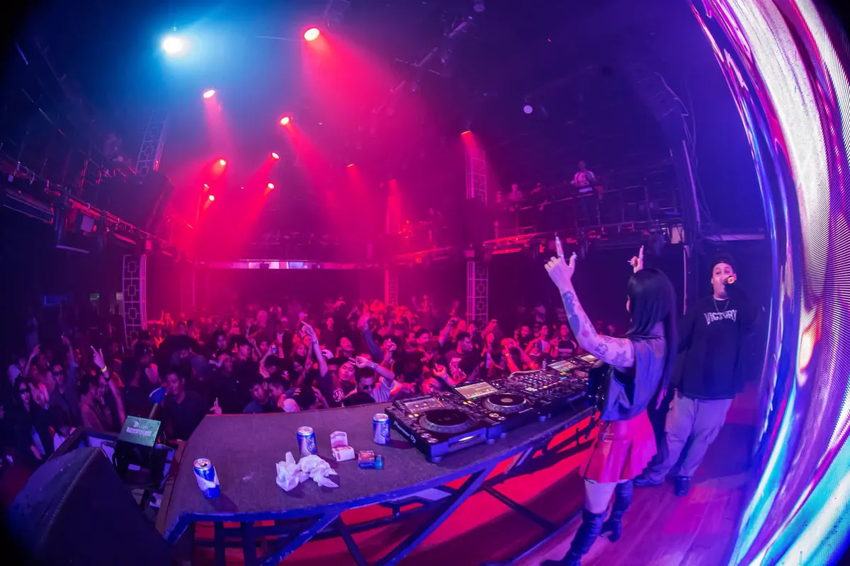 LOLLY playing a club set