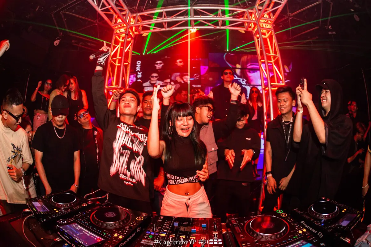 LOLLY surrounded by the crowd at the decks