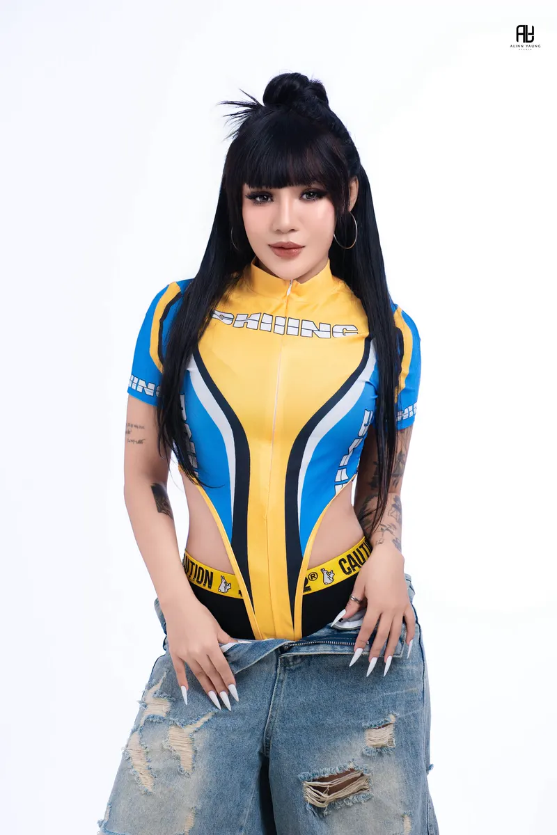 LOLLY press photo 02: yellow & blue bodysuit