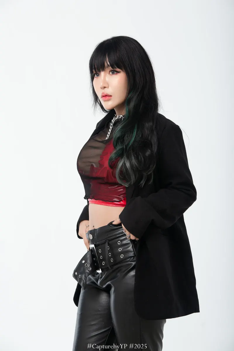 LOLLY press photo 06: black blazer