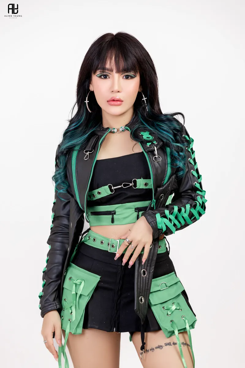 LOLLY press photo 08: green outfit